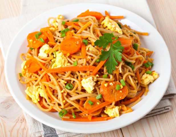 Nouilles sautées carottes et œufs