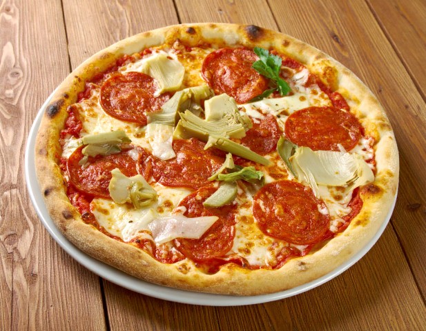 Pizza chorizo, artichaut