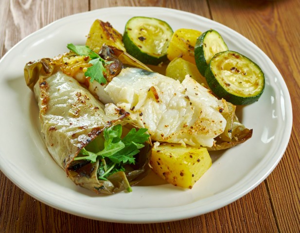Poisson en papillote, pommes de terre et courgettes