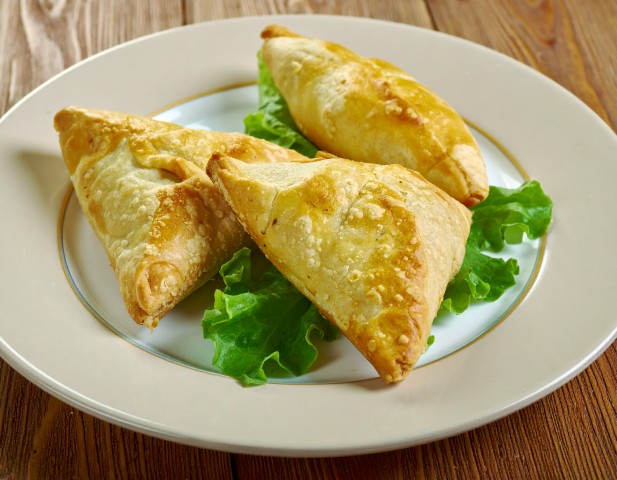 Samoussas courgette, curry et feta