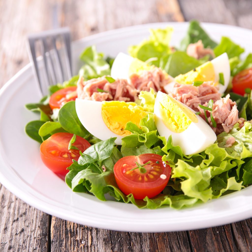 Salade au thon et œuf mollet