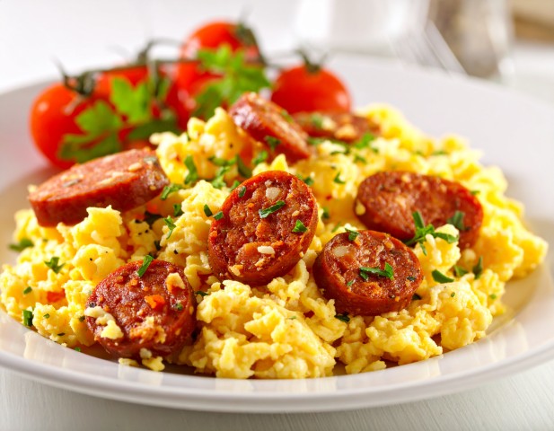 Œufs brouillé chorizo et tomates