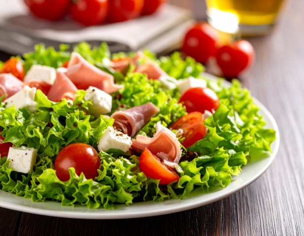 Salade composée - salade verte, tomates cerises, chèvre, jambon