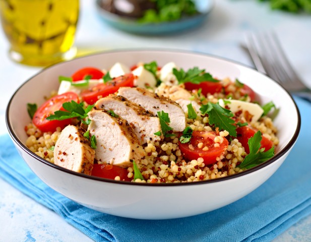 Salade composée - tomate, mozzarella, blanc de dinde et bulgour